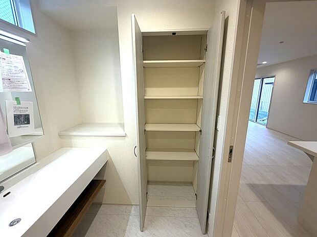 ランドリー収納は扉もあるので整理整頓出来ますね〇