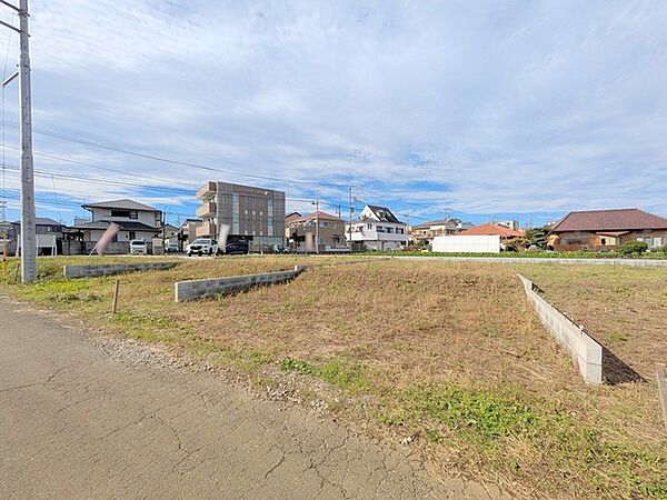 車通りの少ない閑静な住宅地、のびのびした子育てに適します。