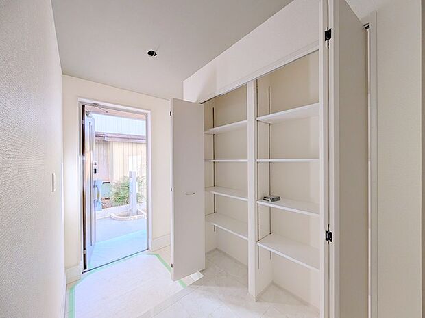 玄関を開けたらシューズボックス、使いやすい配置です。