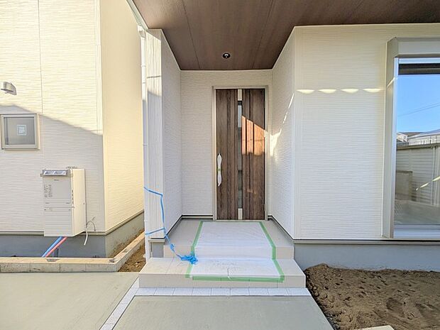 ポーチのついた新築分譲物件。玄関の印象はいかがでしょうか？入口からご覧ください。 