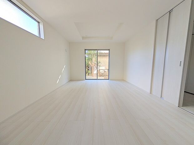 リビングは家具の配置も思いのまま。自由度が高い設計です。 