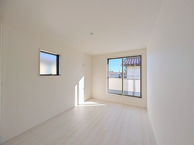 バルコニーからはたっぷりと太陽の光が舞い込みます。 