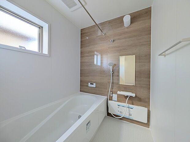 広々1坪タイプのゆったり浴室ユニットは半身浴もゆっくり楽しめるベンチバス仕様。防カビ・抗菌素材なのもうれしい。 