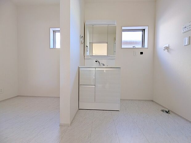 三面鏡を採用した洗面化粧台。鏡の裏にも収納スペースがあります。 