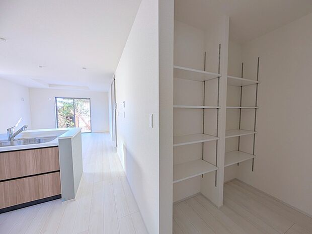 キッチンの脇に、この収納があるだけで、キッチン動線が変わりますね。 