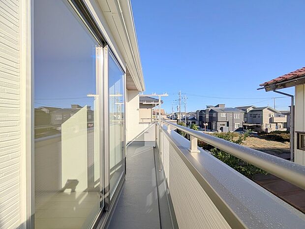ゆとりの広さを確保したバルコニー。お布団を干すのも、この広さならラクラク。 