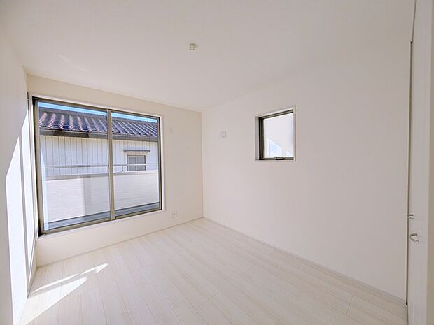 たっぷりの陽光と、心地よい風が舞い込みます。 