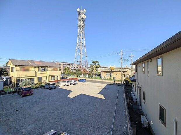 前面の住まいとの距離感があるから、圧迫感を感じません。 