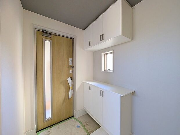 新築の木の匂いのする室内。写真では伝わらないので、ぜひ現地でお確かめください。