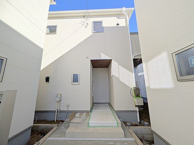 ポーチのついた新築分譲物件。玄関の印象はいかがでしょうか?入口からご覧ください。