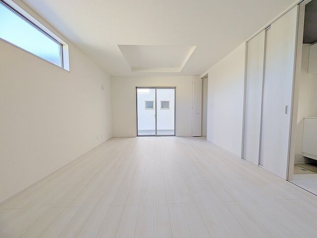 ご家族みんながゆったりくつろげる広々リビング。