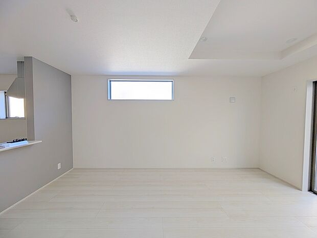 大画面TVの配置も可能なワイドリビングは約17帖。