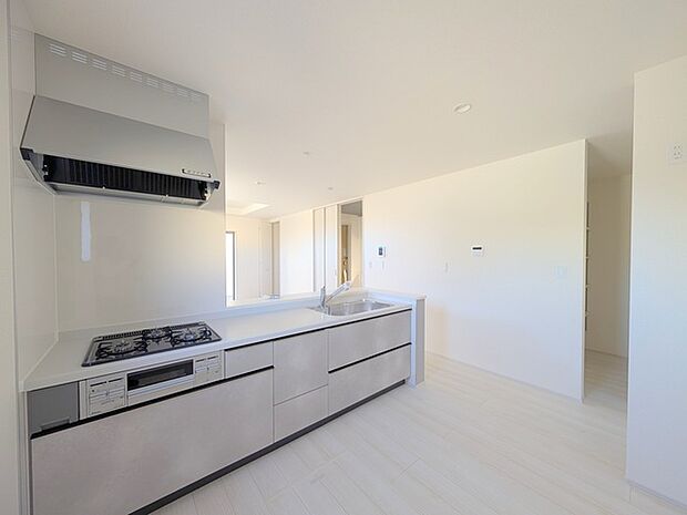 カウンターからはリビングが広く見渡せ、ご家族とのコミュニケーションも弾みます。