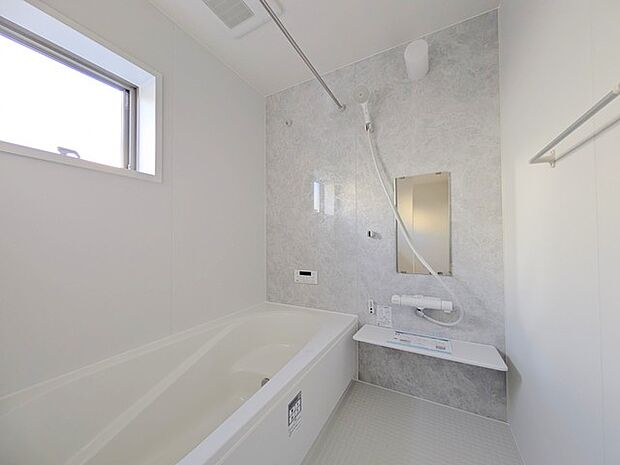 広々1坪タイプのゆったり浴室ユニット。防カビ・抗菌素材なのもうれしい。