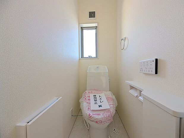 注目度の高いお手洗い。ちゃんとウォシュレット機能ついてます。 