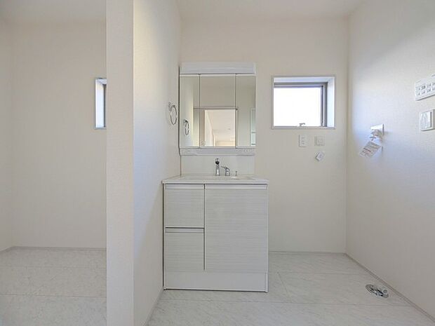 たっぷりの収納を設けたシャワー付洗面台で快適な暮らし。