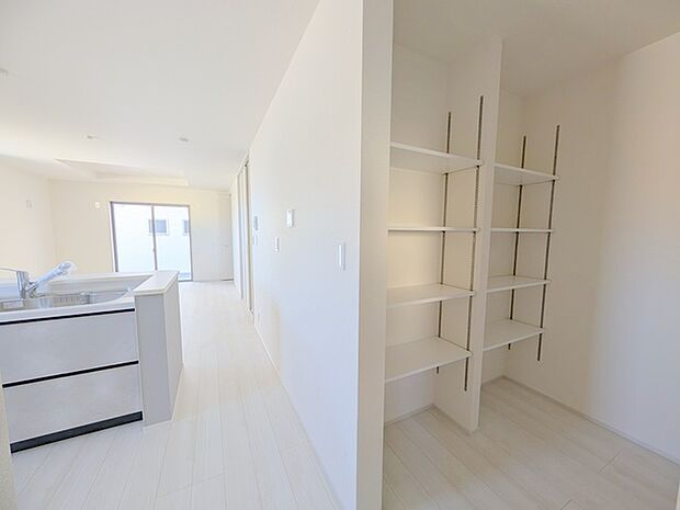 キッチンの脇に、この収納があるだけで、キッチン動線が変わりますね。