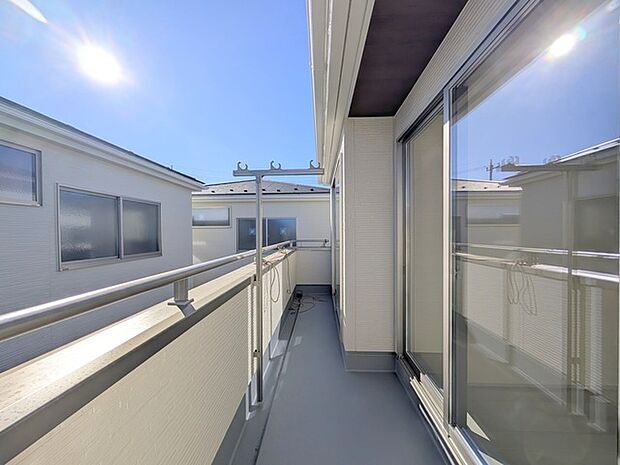 南向きバルコニーでお洗濯ものはいつもカラッと乾きます。