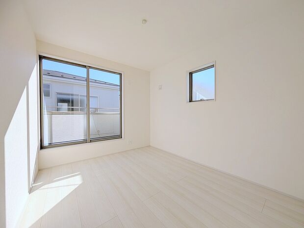 広々バルコニーから、たっぷり太陽の恵みが得られます。