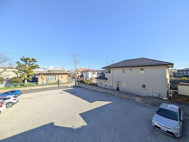 車通りの少ない閑静な住宅地、のびのびした子育てに適します。