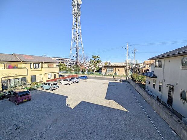 あたりには住宅を中心とした建物が広がります。