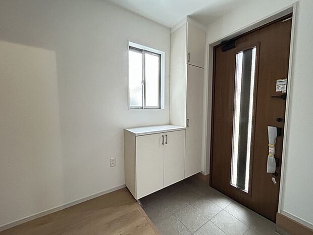 玄関を開けたらシューズボックス、使いやすい配置です。