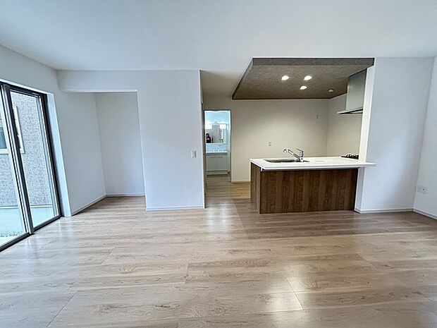 リビング空間とダイニング空間とか使い分けやすい間取り配置。対面式でキッチン立つ人の視界も良好です。