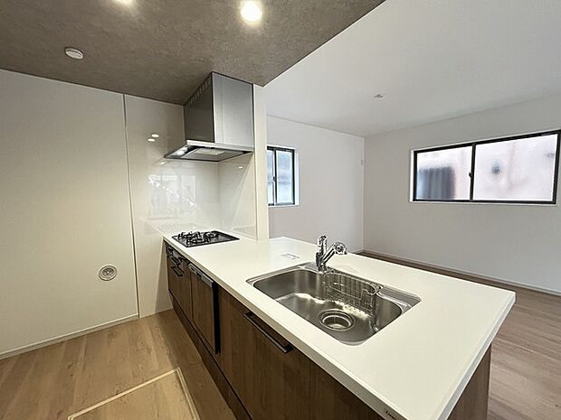 カウンターからはリビングが広く見渡せ、ご家族とのコミュニケーションも弾みます。