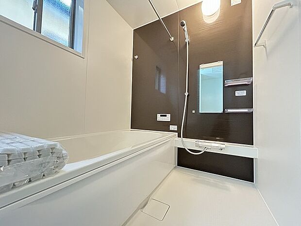 広々1坪タイプのゆったり浴室ユニット。是非、足を伸ばして入って欲しいタイプのユニットバス。疲れの取れ方が違うかも。防カビ・抗菌素材なのもうれしい。