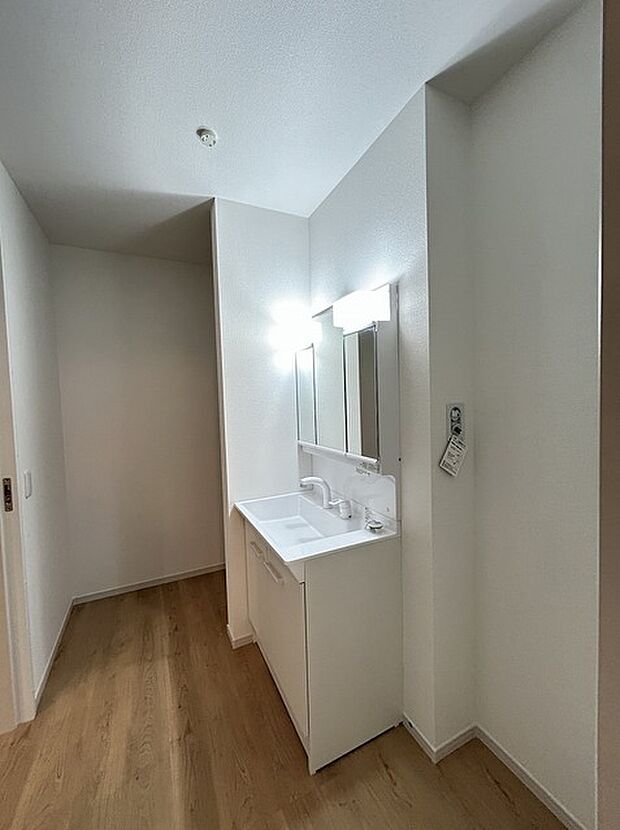 収納力と機能性に優れた、お手入れラクラク洗面化粧台。