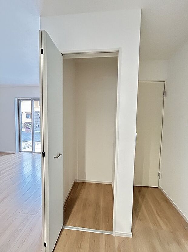 キッチンの脇に、この収納があるだけで、キッチン動線が変わりますね。