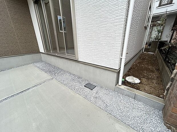 小さなお庭はメンテナンスが楽でちょうど良いかも知れませんね。