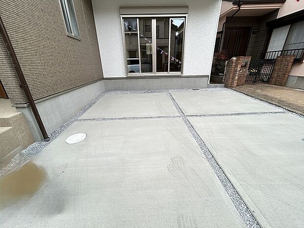 並列2台駐車可能な、ゆとりのカースペースがここに。