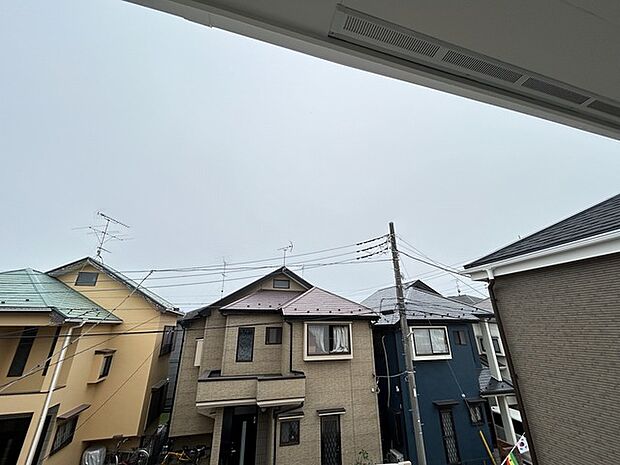 前面の住まいとの距離感があるから、圧迫感を感じません。 