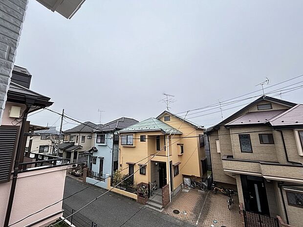 あたりには住宅を中心とした建物が広がります。