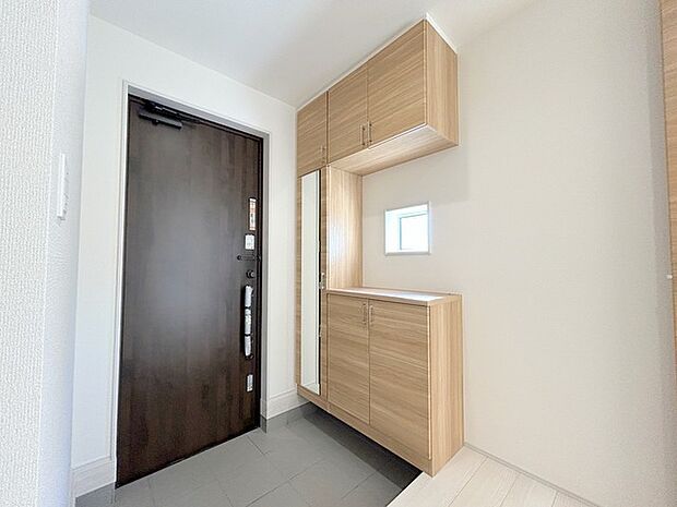 シンプルなデザインの玄関収納。