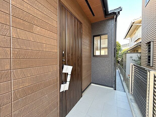 新築の玄関扉。きっと今のお家より重厚感が違います。 