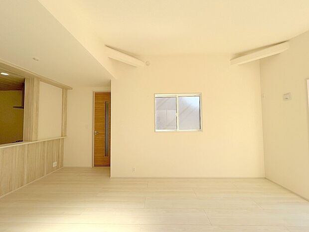 新築の木の匂いのする室内。写真では伝わらないので、ぜひ現地でお確かめください。