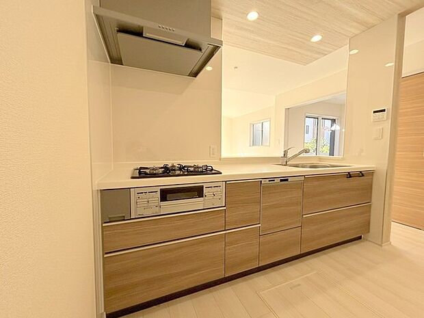 対面タイプなら、キッチン内にいながらご家族やお客様との会話が楽しめます。 