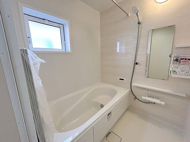 広々1坪タイプのゆったり浴室ユニット。防カビ・抗菌素材なのもうれしい。 
