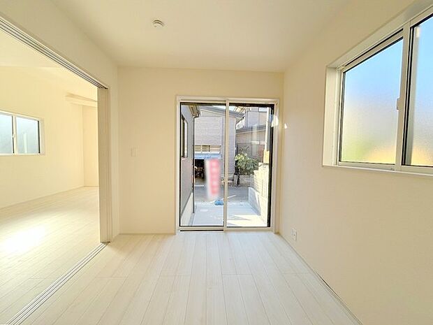 LDK+隣接洋室、開放すれば計約21.8帖。おもてなしスペースにもどうぞ。