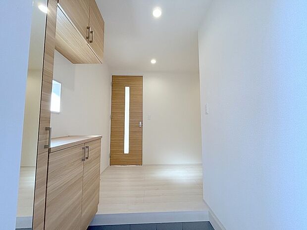 誰も住んだことのない家の玄関スペース。あたらしい木のにおいを感じていただけると思います。