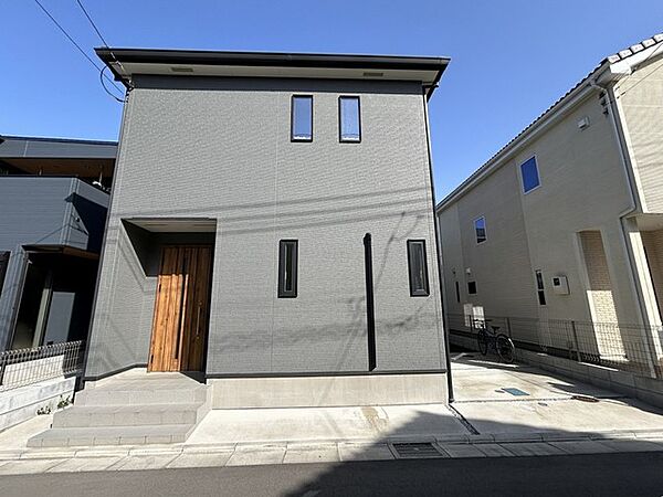 静かな街並みに調和する、落ち着いた雰囲気の住まい。