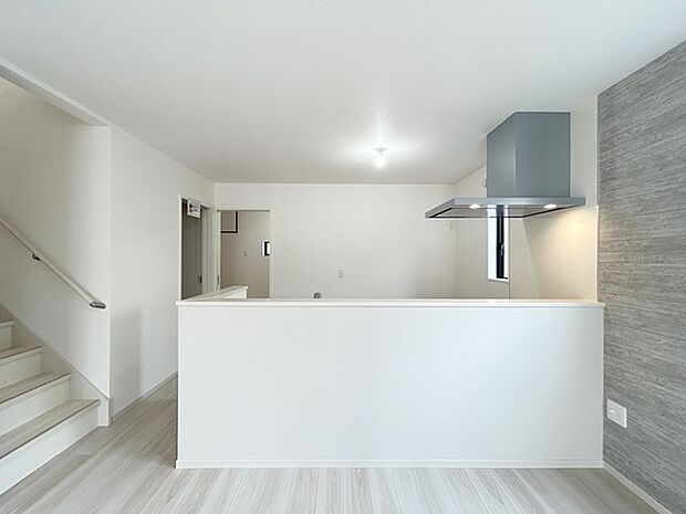 新築の木の匂いのする室内。写真では伝わらないので、ぜひ現地でお確かめください。