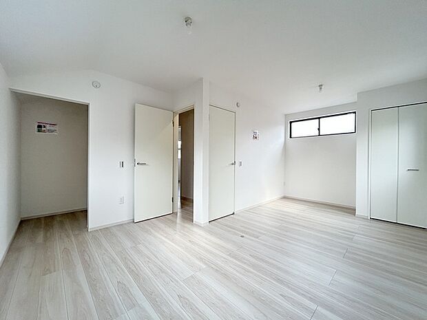 住宅街の2階南向きのお部屋、日当たりはご覧のとおり良好です。