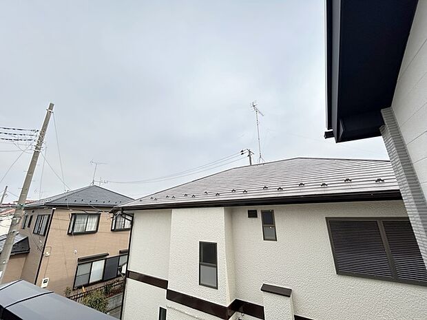 住宅街の中の一戸建て、あたりはほとんど住宅です。