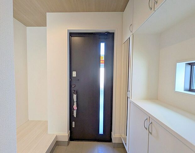 新築の木の匂いのする室内。写真では伝わらないので、ぜひ現地でお確かめください。 