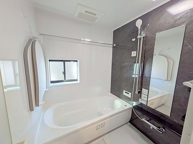 広々1坪タイプのゆったり浴室ユニット。防カビ・抗菌素材なのもうれしい。 