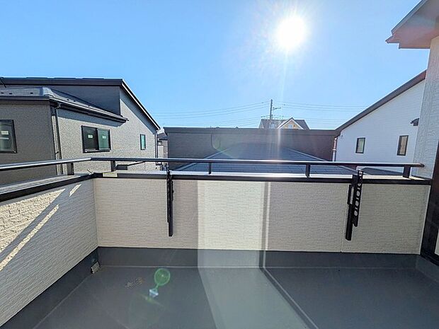 南向きバルコニーでお洗濯ものはいつもカラッと乾きます。 