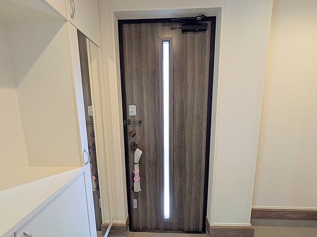 新築の木の匂いのする室内。写真では伝わらないので、ぜひ現地でお確かめください。 